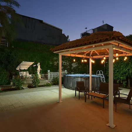 Vakantiehuis Vacation With Private Pool, Floridia