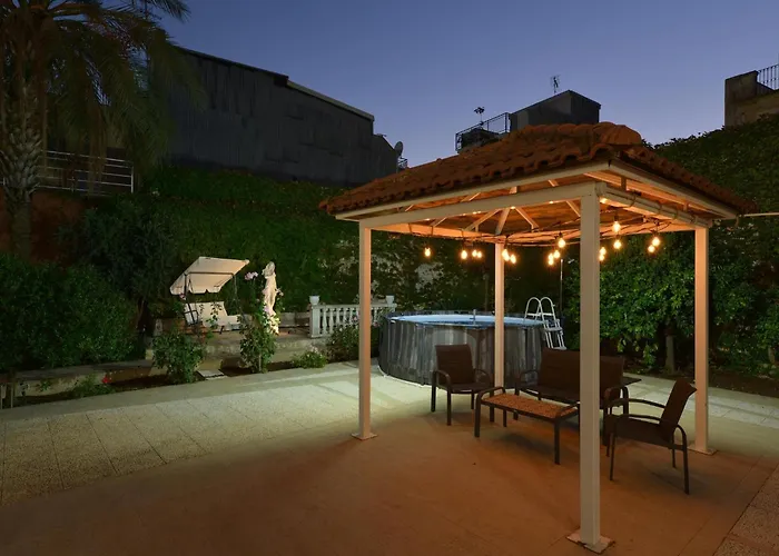 Vakantiehuis Vacation With Private Pool, Floridia